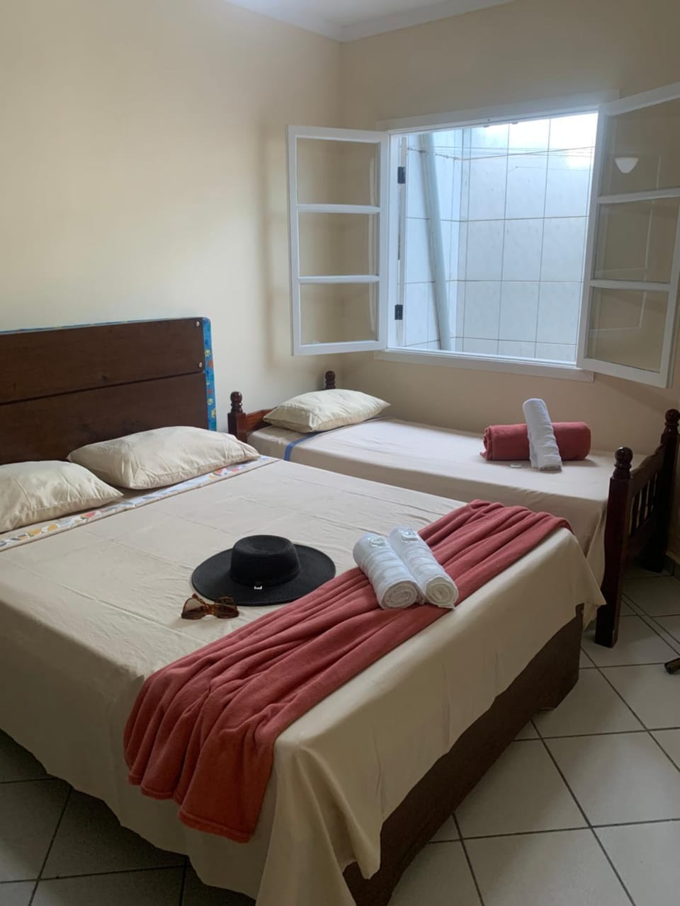 Casa a uma quadra da praia com ar e enxoval completo House in Caraguatatuba