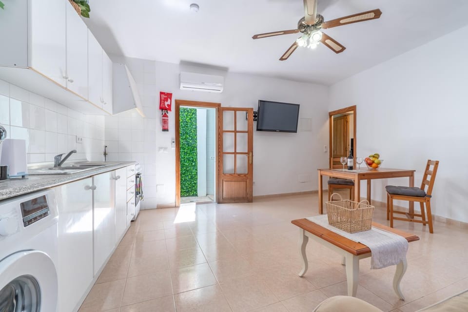 Communal lounge/ TV room, Kitchen or kitchenette, Seating area, Dining area, air conditioner