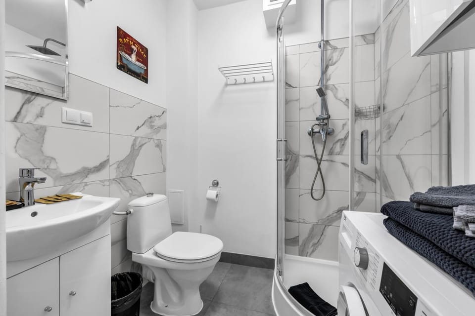 Shower, Toilet, Bathroom, towels