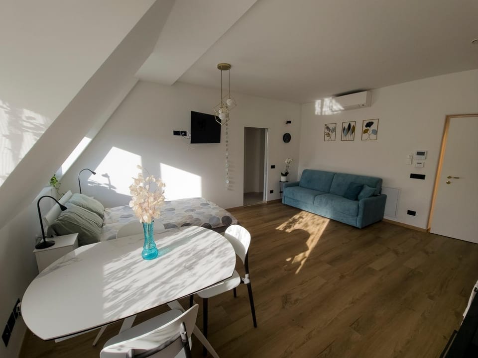 TV and multimedia, Living room, Seating area, Dining area