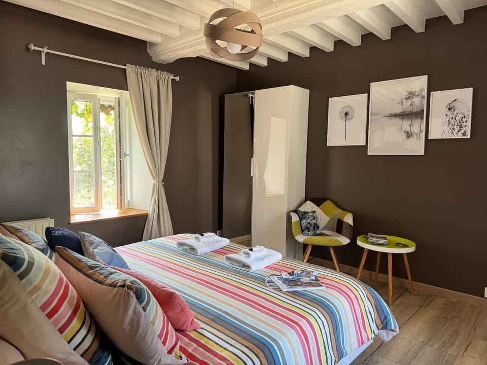 Photo of the whole room, Bedroom