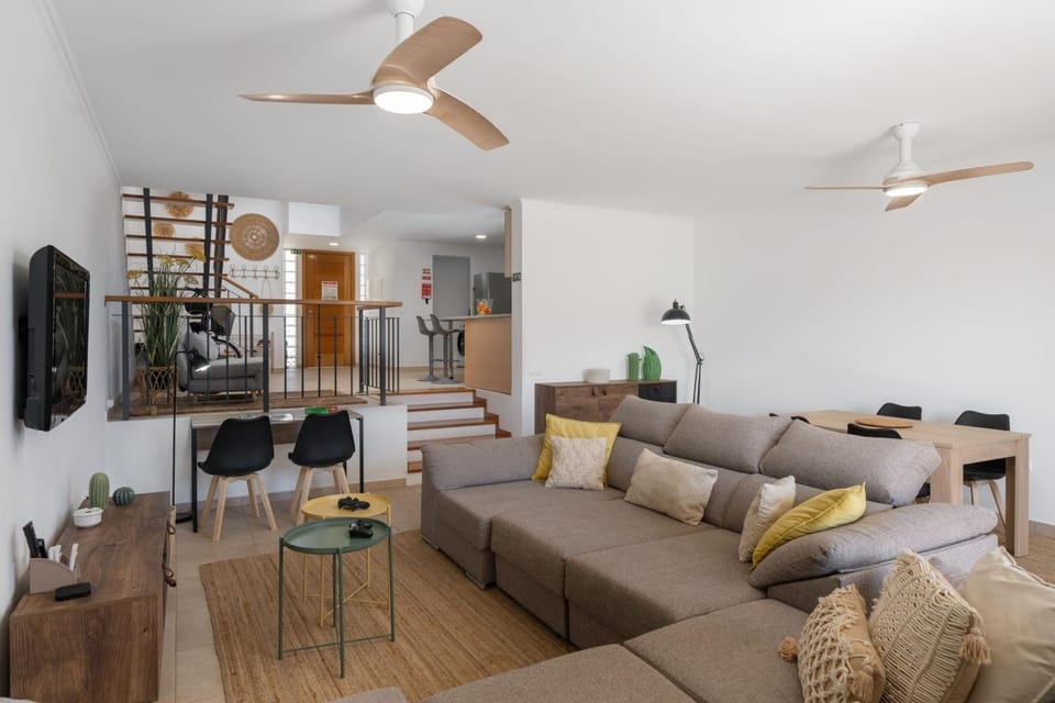 TV and multimedia, Living room, Seating area, Dining area