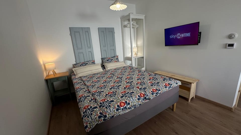 Bed, TV and multimedia, Photo of the whole room, Bedroom