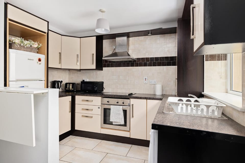 Coffee/tea facilities, microwave, stove, toaster, washing machine, kitchen