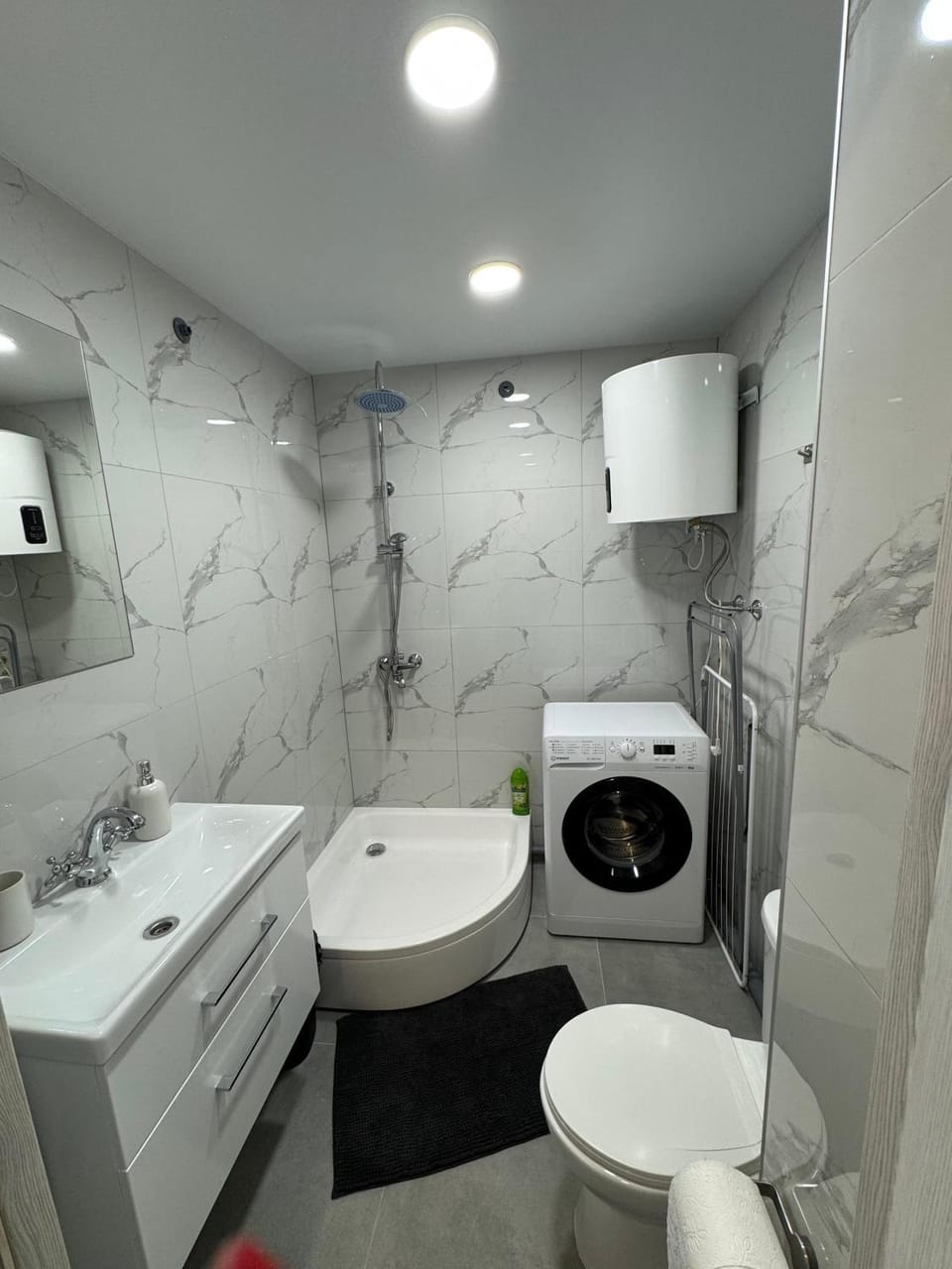Shower, Toilet, towels