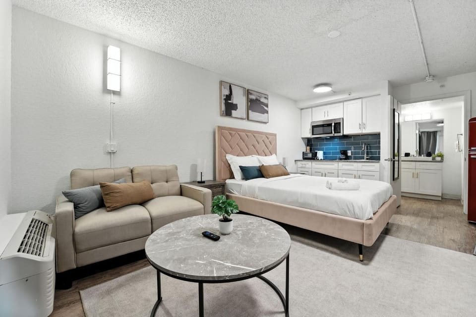 Centro Flats 521 I Comfy and Spacious Studio Apartment in Austin