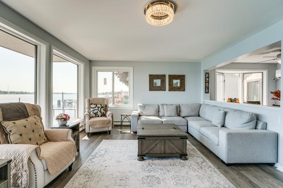 Spacious Riverfront Home w/ Dock in St Clair! House in Lake Erie