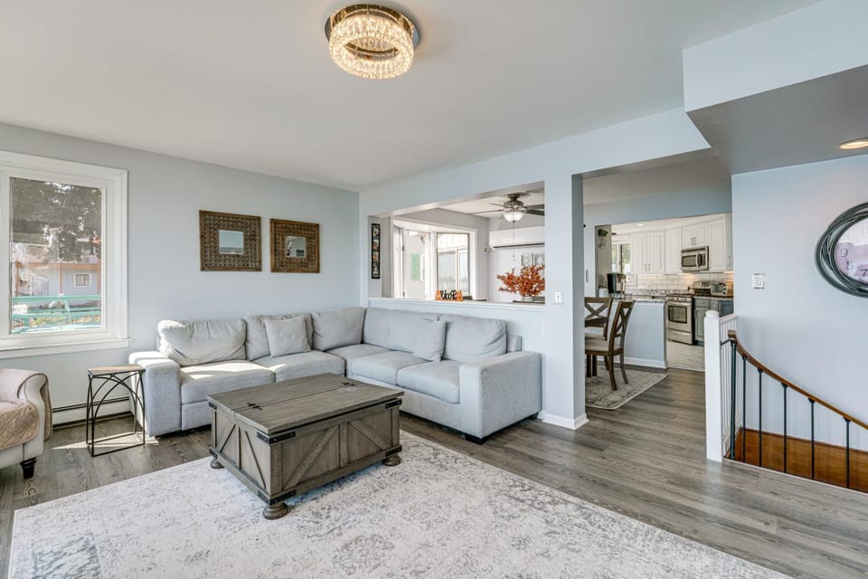 Spacious Riverfront Home w/ Dock in St Clair! House in Lake Erie