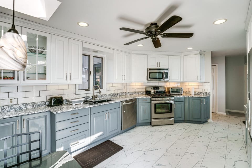 Spacious Riverfront Home w/ Dock in St Clair! House in Lake Erie