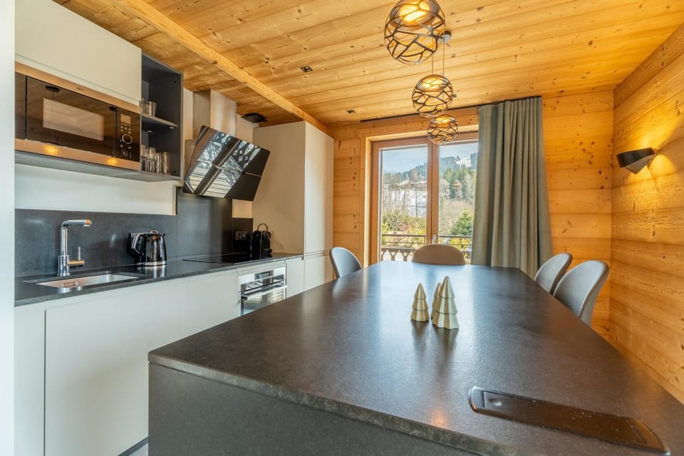 Kitchen or kitchenette, Dining area, stove