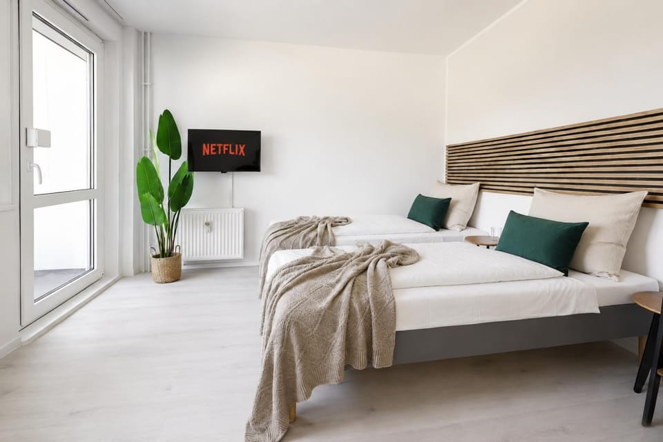 Bed, TV and multimedia, Photo of the whole room, Bedroom
