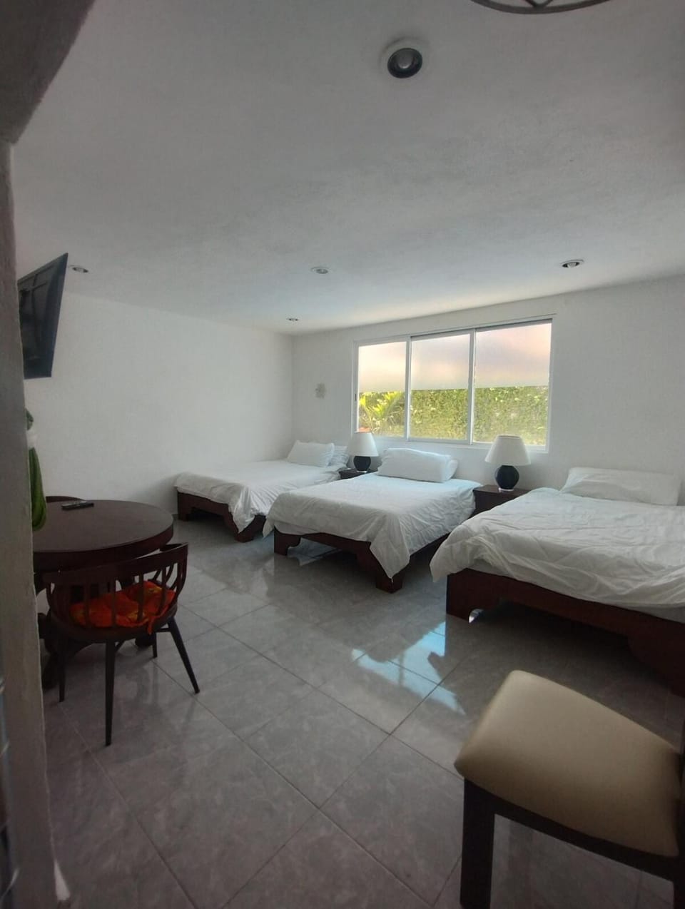 hermosa casa PISCINA siete camas MATRIMONIALES tres recamaras con aire acondicionado Y cocina televisión Villa in Merida