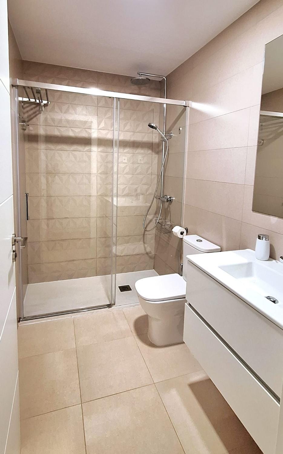 Modern Apt - Rooftop Pool Parking & Beach Apartment in Malaga