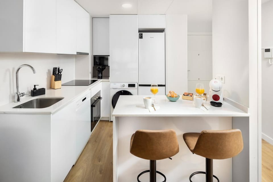 Modern Apt - Rooftop Pool Parking & Beach Apartment in Malaga