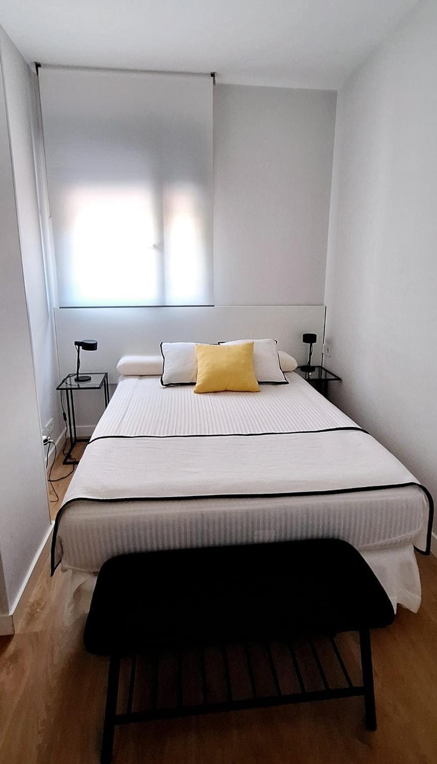 Modern Apt - Rooftop Pool Parking & Beach Apartment in Malaga