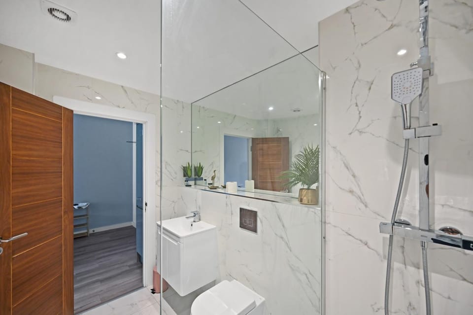Shower, Toilet, Bathroom, towels