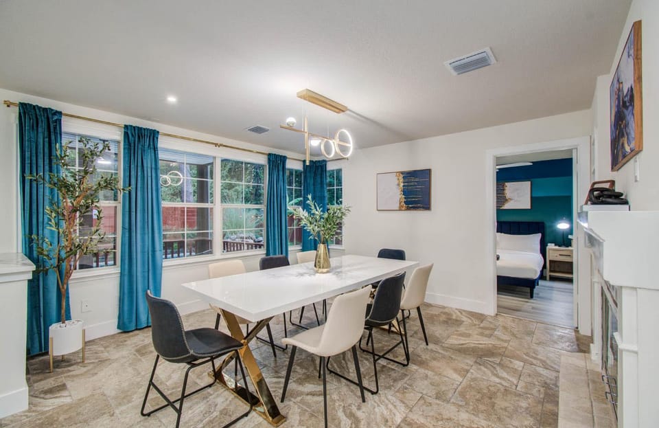 4BD 3BA Stylish Home w Game Room Backyard Pool House in The Woodlands