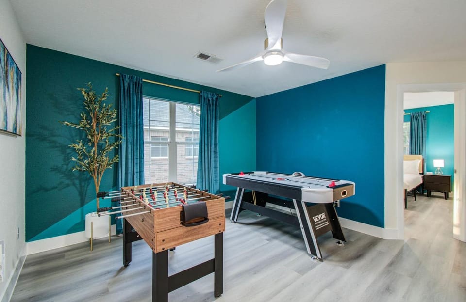 4BD 3BA Stylish Home w Game Room Backyard Pool House in The Woodlands