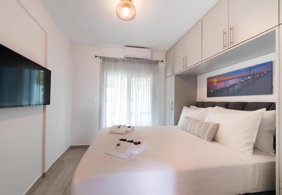 Bed, TV and multimedia, Photo of the whole room, Bedroom, towels, air conditioner