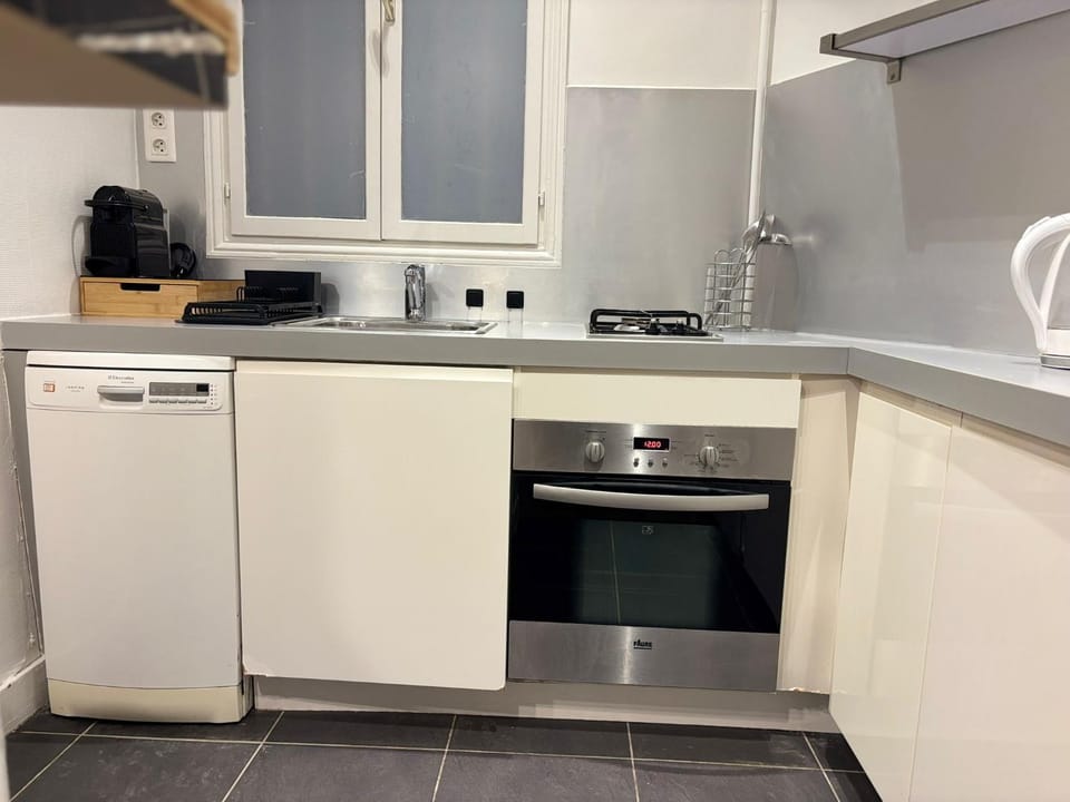 Kitchen or kitchenette, dishwasher, oven, pet friendly