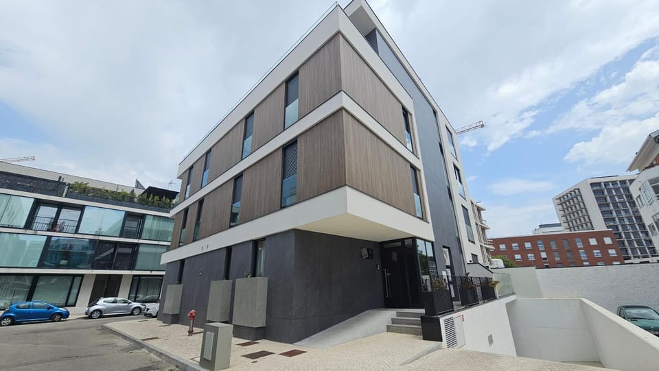 Property building, Day, Neighbourhood, Street view, Location, Parking