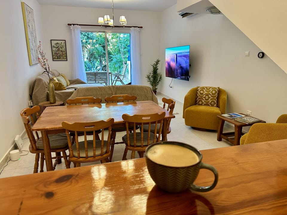 Seating area, Dining area