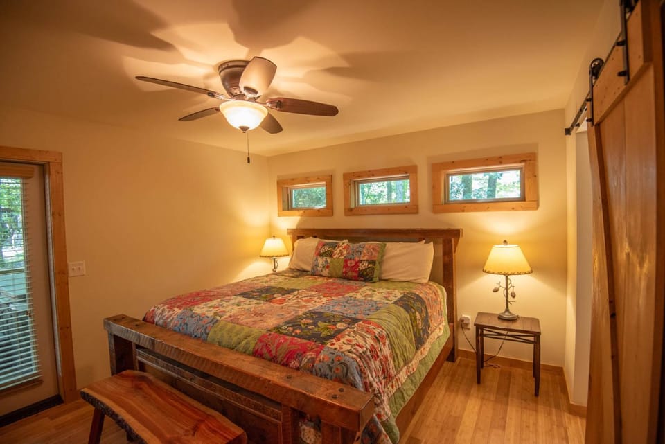 Updated 2 Bd Cabin, Hot Tub, Mins to New River & Parkway Cabin in Watauga