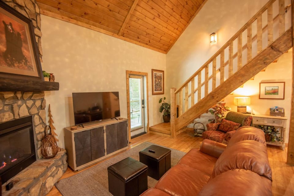 Updated 2 Bd Cabin, Hot Tub, Mins to New River & Parkway Cabin in Watauga