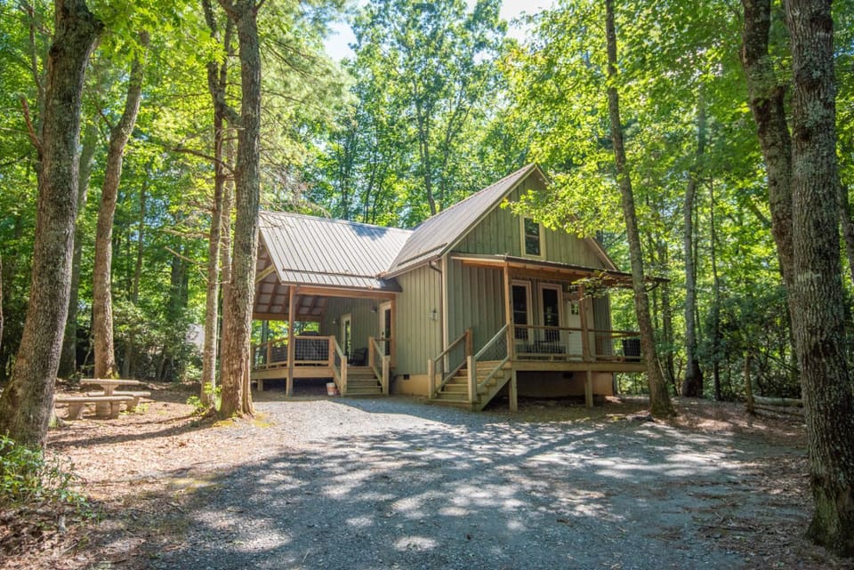 Updated 2 Bd Cabin, Hot Tub, Mins to New River & Parkway Cabin in Watauga