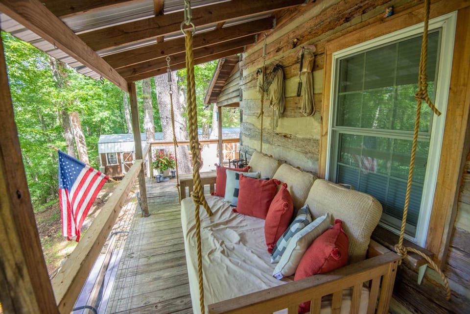 Cozy Cabin Overlooking Close to Boone and West Jefferson Cabin in Watauga