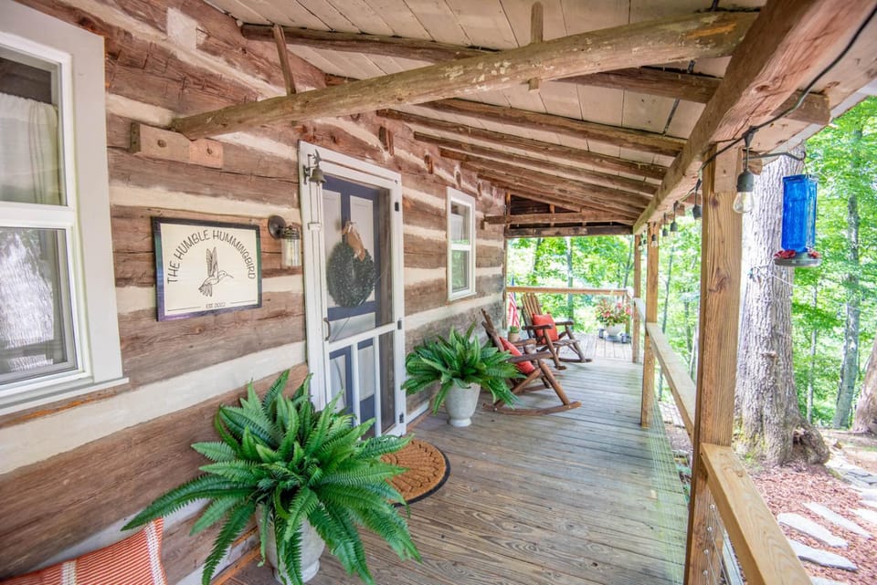 Cozy Cabin Overlooking Close to Boone and West Jefferson Cabin in Watauga