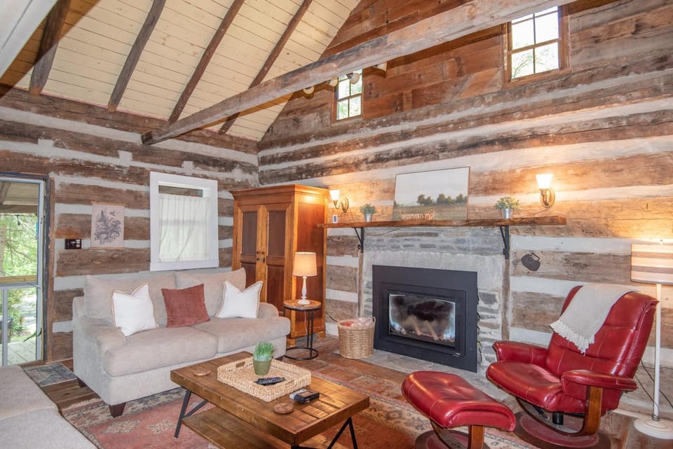 Cozy Cabin Overlooking Close to Boone and West Jefferson Cabin in Watauga