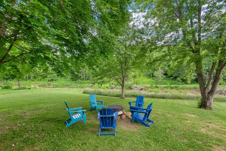 30 Mins to Boone, Fire Pit, Hot Tub, 3 porches, Dogs OK House in Watauga