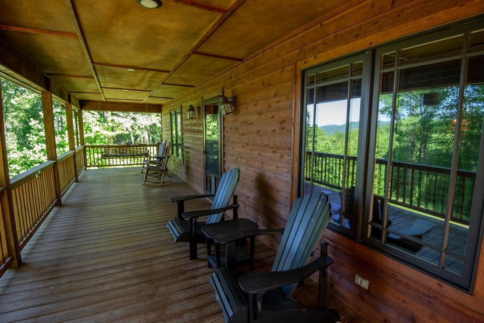 Blue Ridge Mountain Retreat - 30 acres to explore & VIEWS, Sleeps 15 House in Tennessee