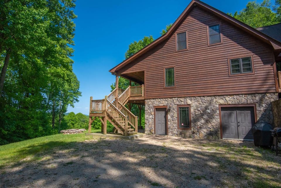 Blue Ridge Mountain Retreat - 30 acres to explore & VIEWS, Sleeps 15 House in Tennessee