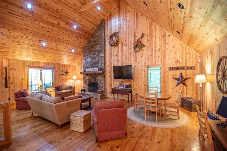 Blue Ridge Mountain Retreat - 30 acres to explore & VIEWS, Sleeps 15 House in Tennessee