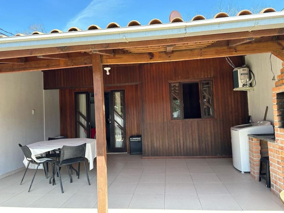 Casa grande 500mt de Mariscal beach House in Bombinhas
