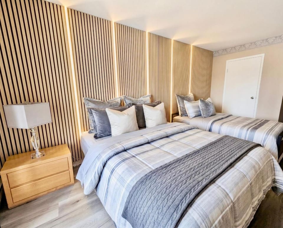 Property building, Bed, Bedroom