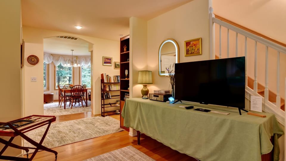 Communal lounge/ TV room, Communal lounge/ TV room, Library, TV and multimedia, Living room, Seating area, Dining area, Evening entertainment