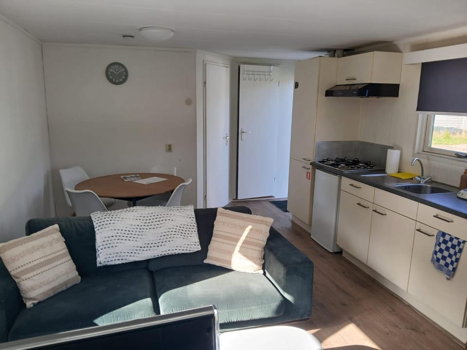 Kitchen or kitchenette, Seating area, Dining area