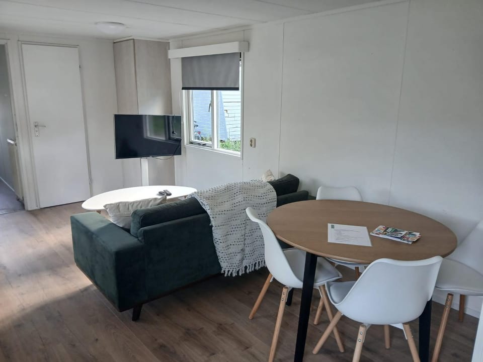 TV and multimedia, Seating area, Dining area