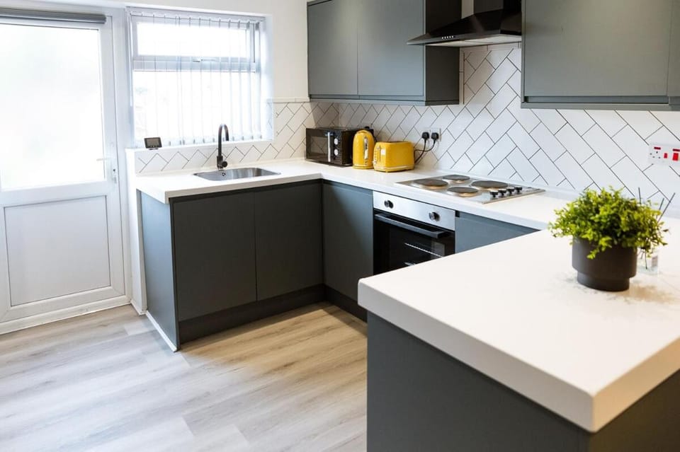 Contractor, Professional and Family Stays near Coventry University, City Centre & Hospital Apartment in Coventry