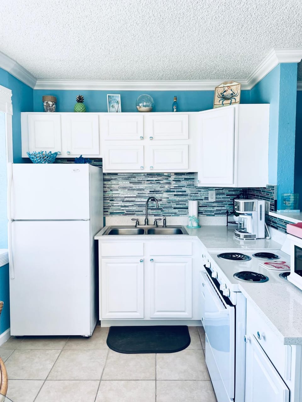 Kitchen or kitchenette, oven, toaster
