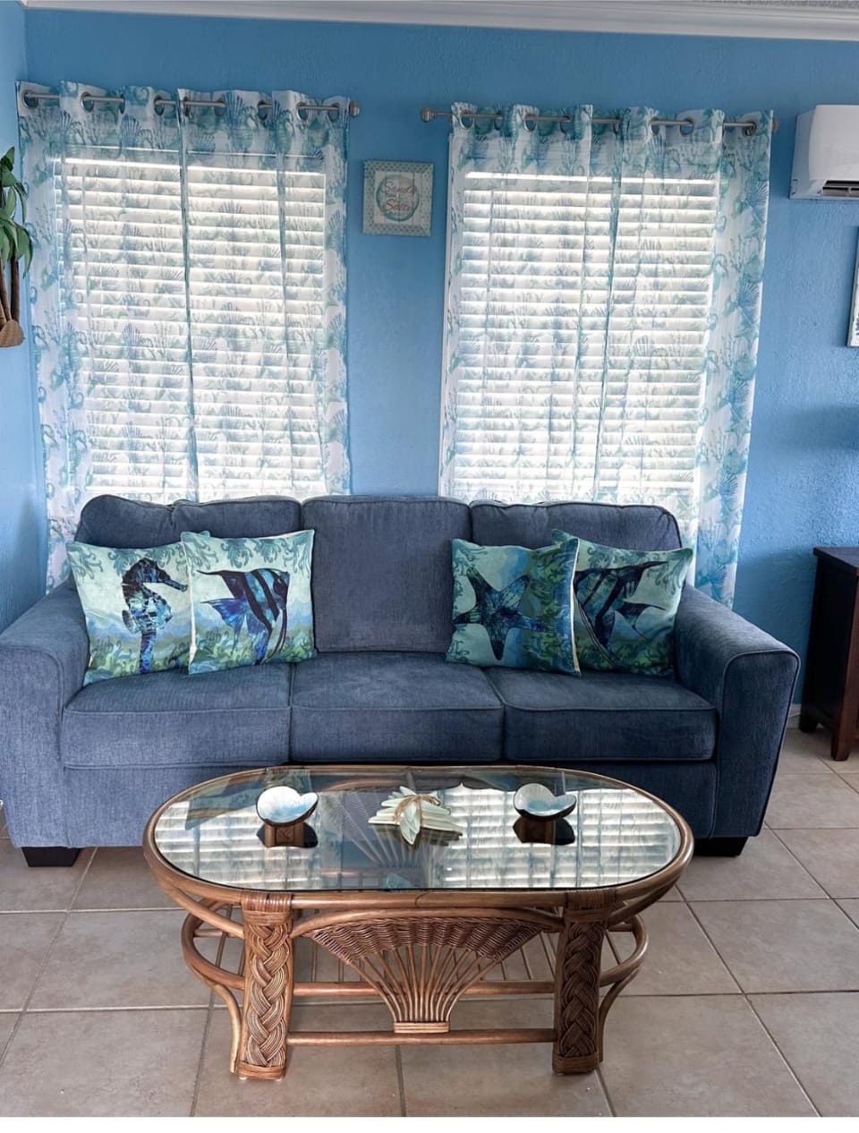 Bed, Living room
