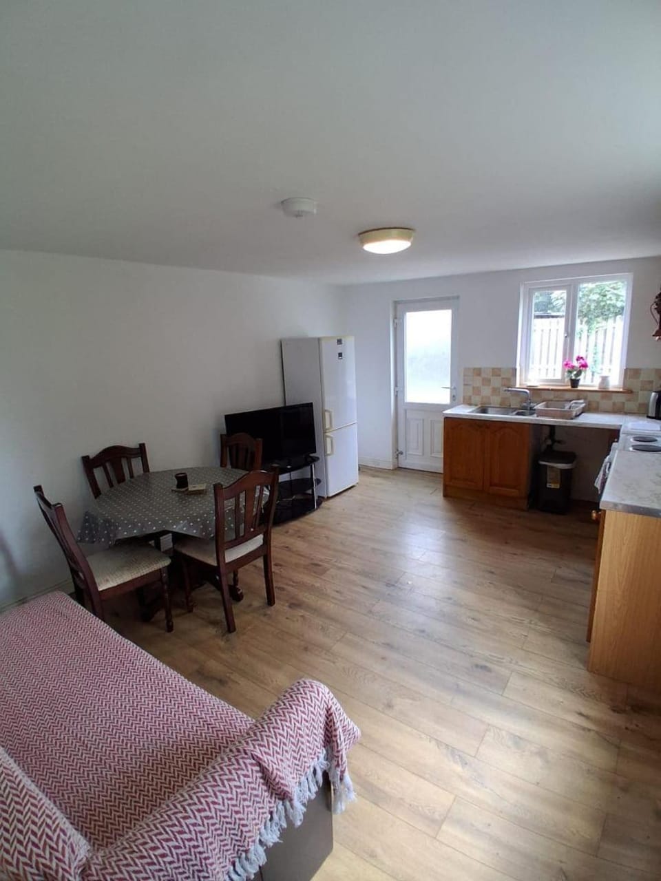 Kitchen or kitchenette, Living room, Seating area, Dining area