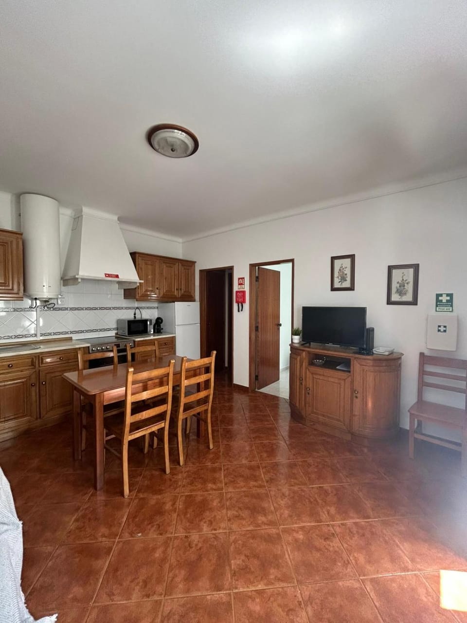TV and multimedia, Kitchen or kitchenette, Dining area, oven, stove