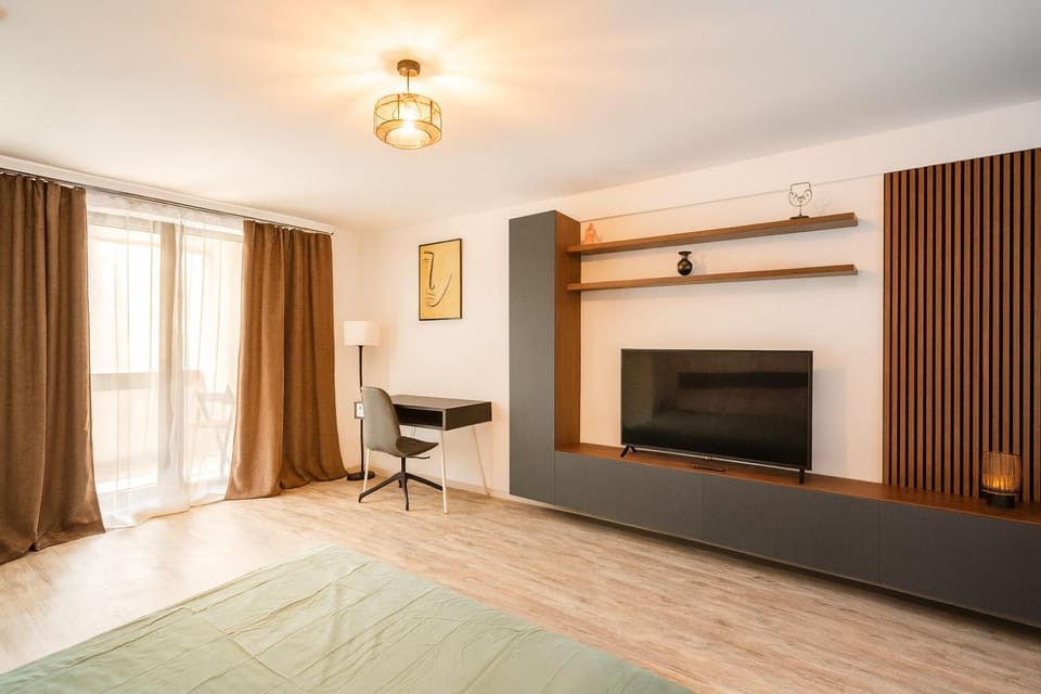 Bed, TV and multimedia, Living room, Photo of the whole room, Seating area, Evening entertainment, Bedroom