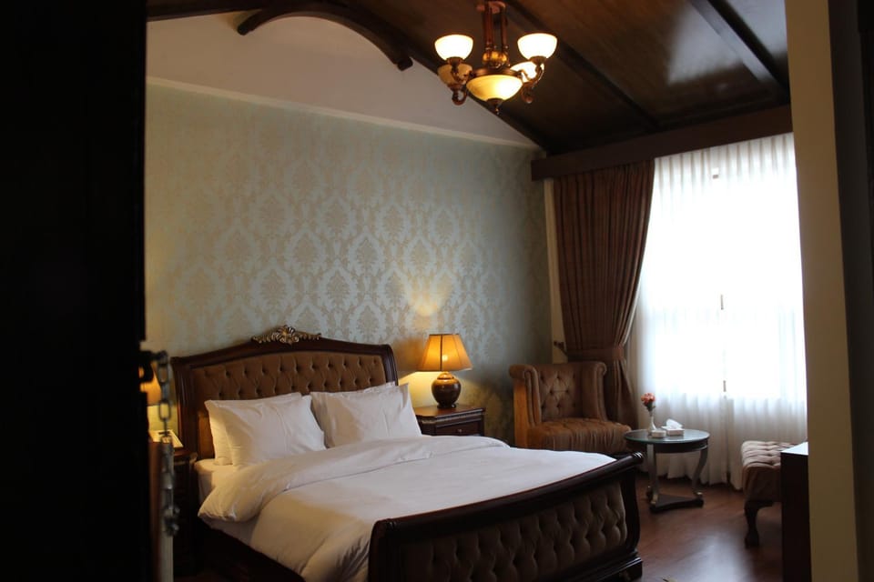 Bed, Living room, Photo of the whole room, Decorative detail, Bedroom