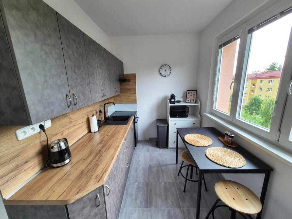 Coffee/tea facilities, Kitchen or kitchenette, Dining area, stove