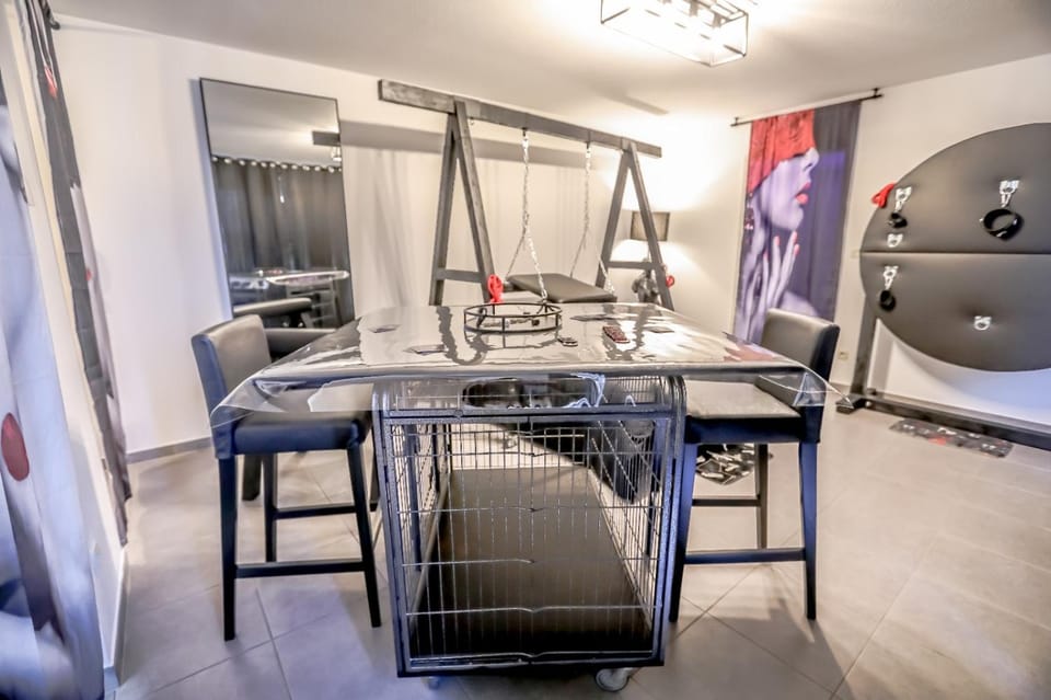 Game Room, Dining area